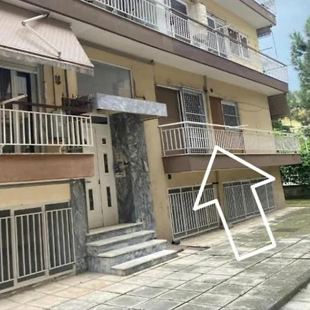 Theas Apartment *